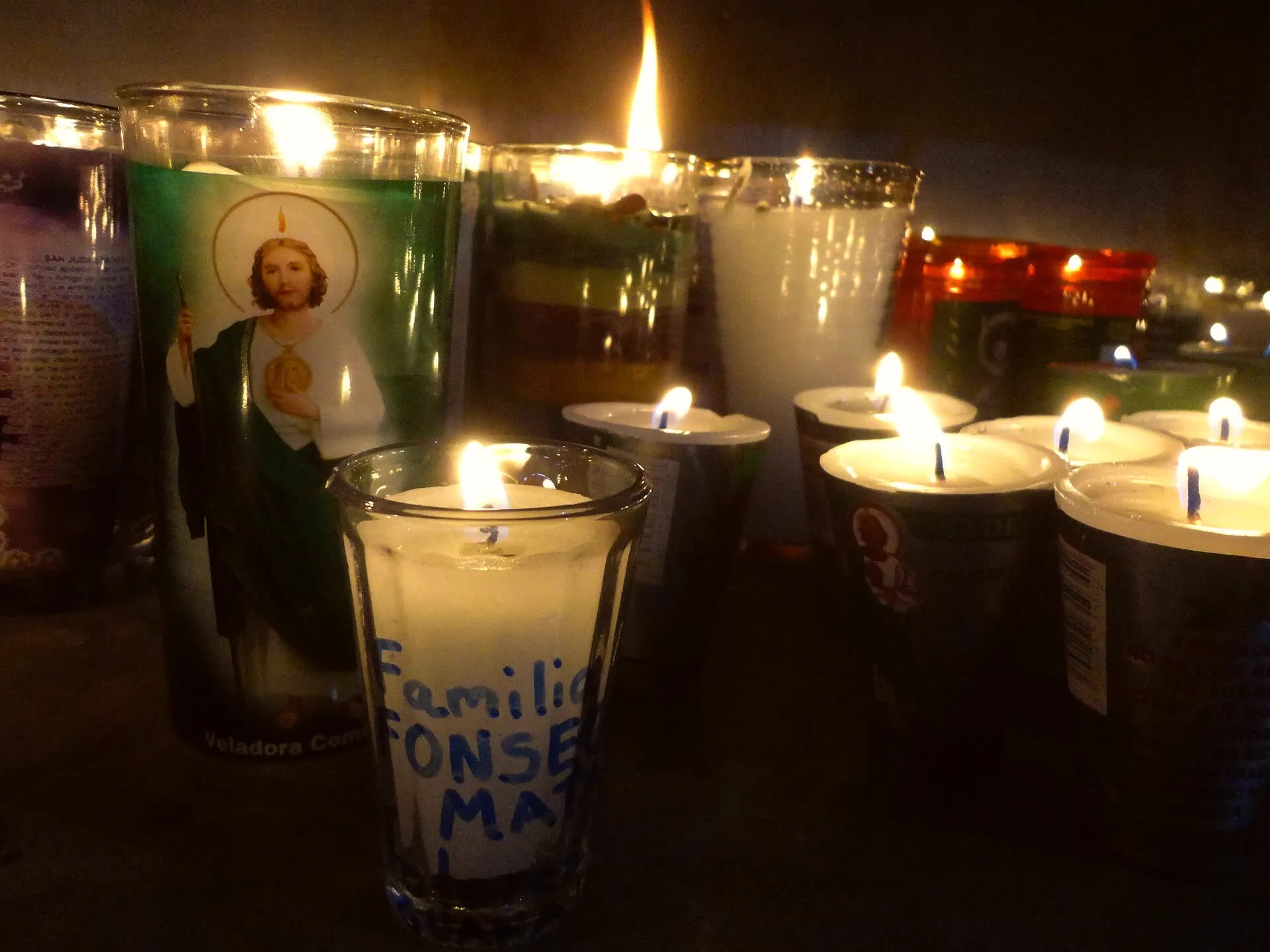 Veladoras accese nel buio, candele votive della tradizione sudamericana